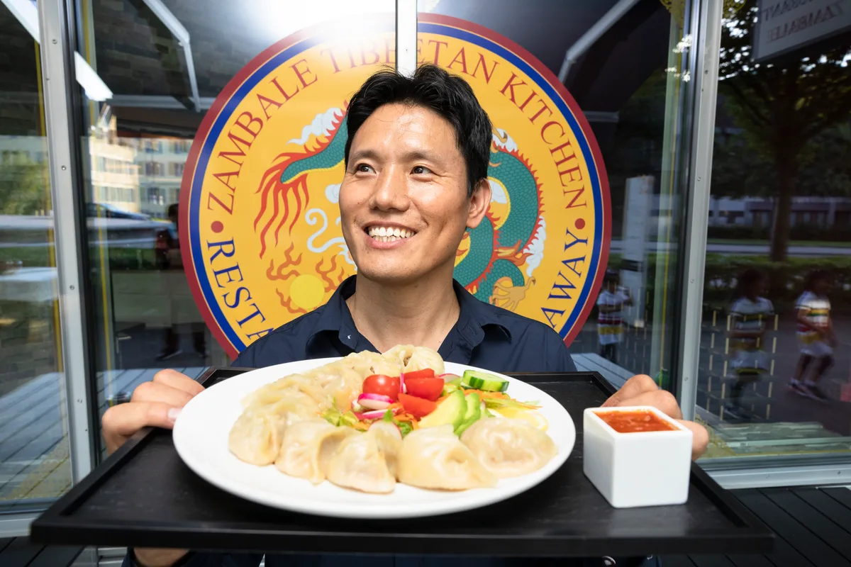 Tenba Sagangtsang vor seinem Restaurant in Wetzikon.